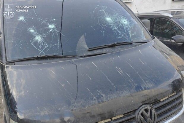 Спершу гатила по склу, потім стріляла: у Львові жінка атакувала автівку групи оповіщення