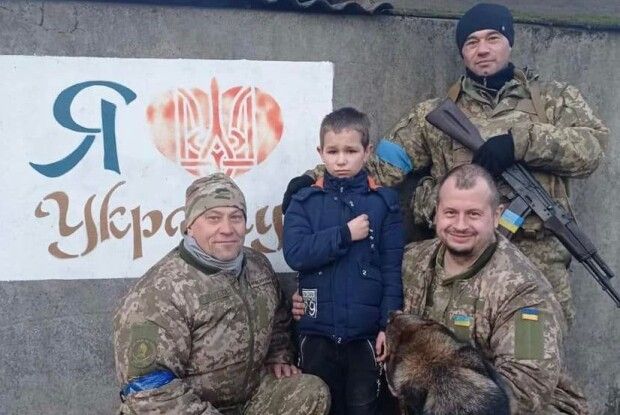 «Мамо, не лайте Героя!»: 11-річний хлопець пробрався вночі до ЗСУ, щоб захищати Україну