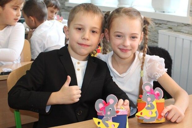 В одній із луцьких шкіл діти просто на уроці клеїли мишей (фото)