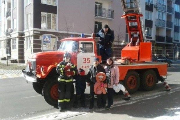 Рятувальникам довелося знімати з дерева хвостатого верхолаза (фото)