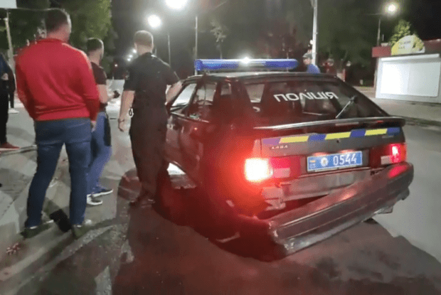 У Нововолинську водій авта з рівненськими номерами таранив машину поліції і втік (Відео)
