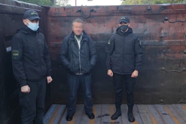 На Волині прикордонники виявили у вантажному вагоні жителя Рівненщини, який таємно хотів перебратися до Польщі (Фото)
