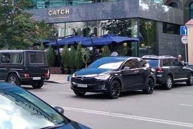 У Києві підпалили «Теслу» колишнього керівника Офісу Зеленського 