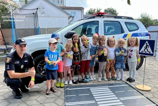 Безпека для найменших: у Луцьку патрульні організували майстер-клас для дітлахів
