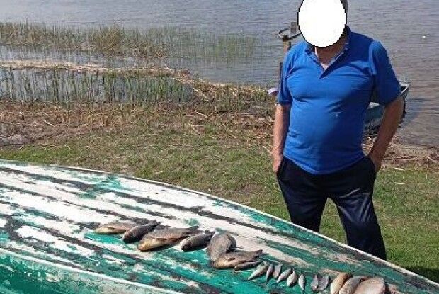 На Волині спіймали браконьєра, який рибалив з човна забороненими знаряддями лову 