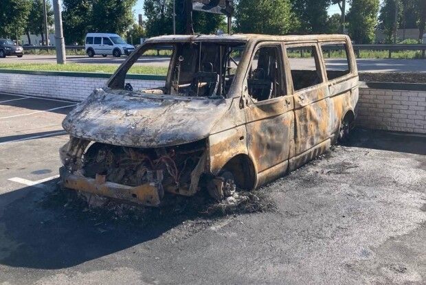 У столиці невідомі спалили автівку медслужби для військових