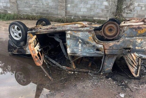 У знаменитому селі на Волині вимагають прибрати з дороги згоріле авто