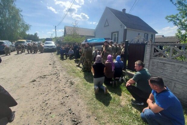 На Волині жителі колишнього райцентру стали на коліна, коли везли Героя «на щиті»