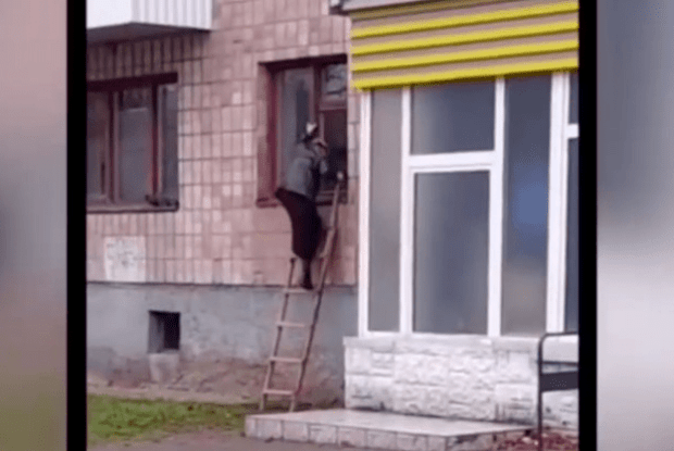 У Луцьку жінка вилазила через вікно, щоб не зустрітись із Сатаною: момент потрапив на камеру (Відео)