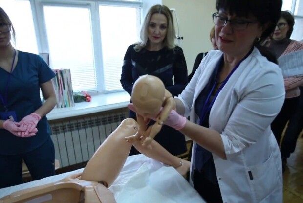 Луцькі волонтерки організували курси з домедичної підготовки для бажаючих