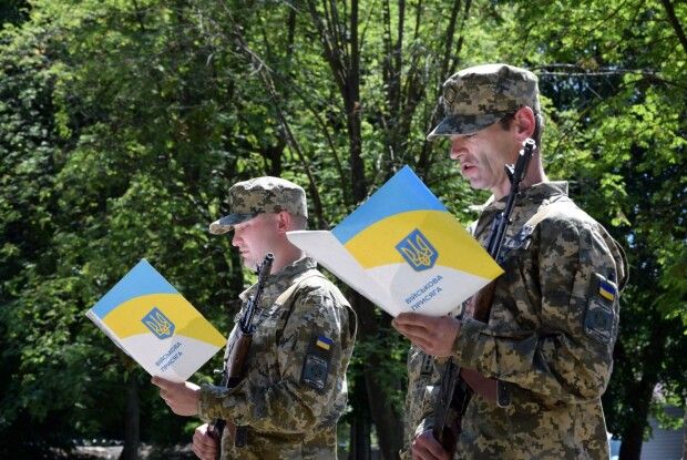 У Луцьку новобранці прикордонного загону склали Військову присягу