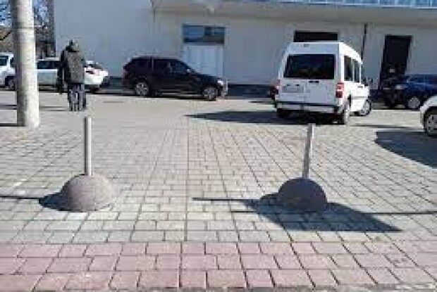 У Луцьку демонтують обмежувачі руху, які заважають проїзду (Адреси)
