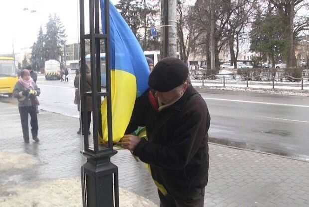Пише пісні і друкує авторські збірки: у Луцьку 65-річний музикант збирає гроші для захисників (Відео)