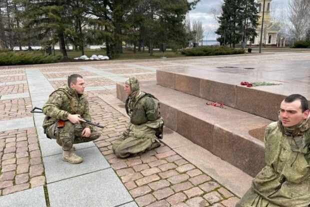 У Миколаєві нардеп посадив окупантів на коліна і пояснював їм, чому «не треба шастати українською землею» (Фото)
