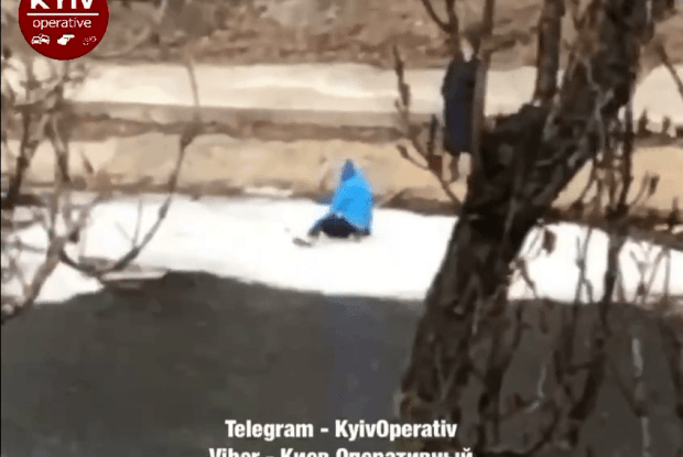 «Мама року»: жінка дозволила дитині кататися на крижині