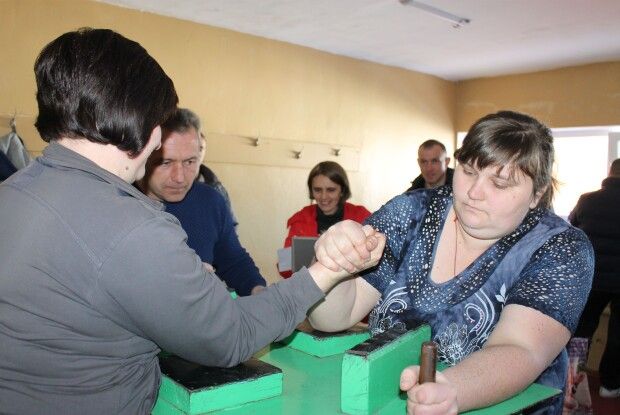  Чемпіонка з армреслінгу - вихователька дитсадка:  «Поїхала, всіх поклала та й все»