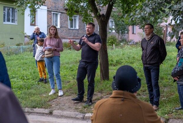 Нововолинський мер зізнався, що вихідні проводить у дворах багатоповерхівок