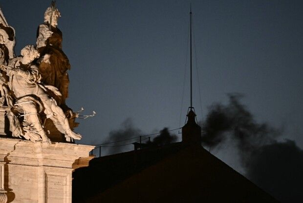 Над площею Святого Петра у Ватикані пішов чорний дим