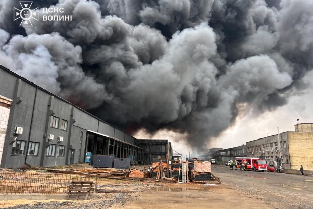Пожежу в Луцьку допомагали гасити рятувальники з інших областей