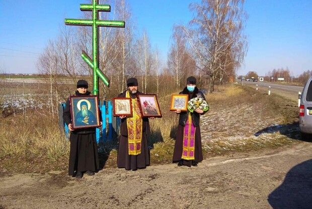На боротьбу з коронавірусом – молитвою та свяченою водою