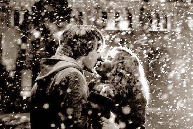 Лірична добірка для романтичного настрою: «А між нами ніжності — ​перший сніг…»