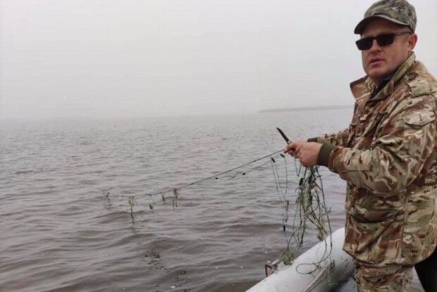 На Ратнівщині з озера дістали кількасот метрів браконьєрських сіток
