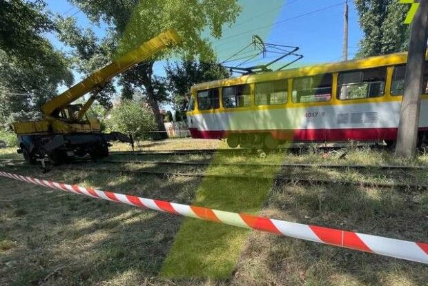 Під трамвай затягнуло чоловіка, який косив траву (Відео 18+)