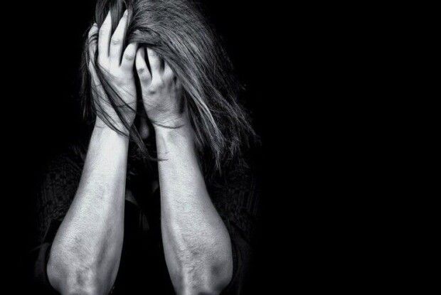 Тіло знайшла донька: у Рівному повісилася 45-річна матір двох дітей