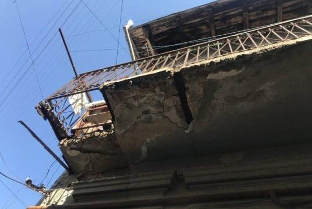 У Франківську разом із пенсіонеркою обвалився балкон