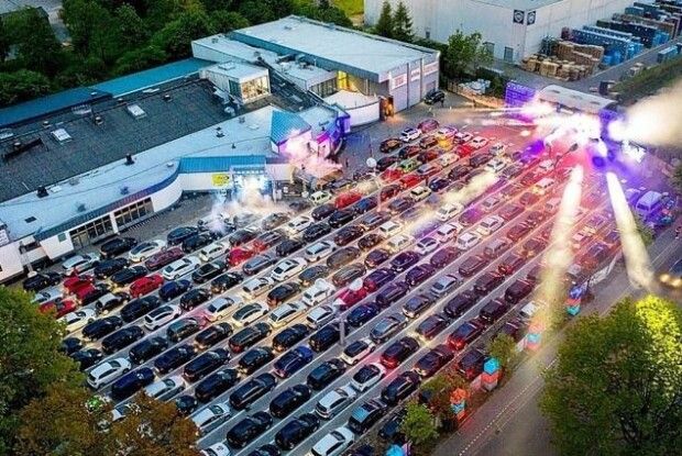 Німецький нічний клуб влаштував велику вечірку в автомобілях