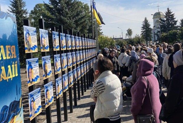 Кожен воїн власноруч зніме свою світлину: у селищі на Волині відкрили «Алею Надії»