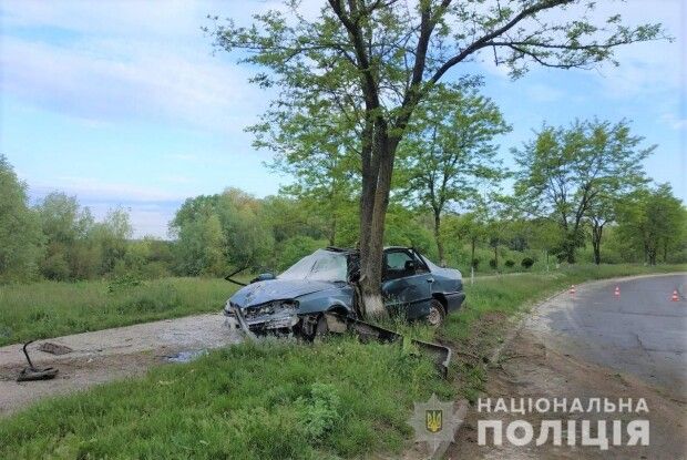 У Вараші на світанку двійко молодиків на автівці влетіли в придорожні дерева