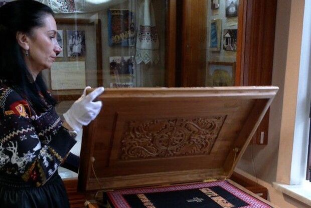 Знову рекорд: Євангеліє, вишите рівнянкою, визнали найбільшою такою книгою у світі
