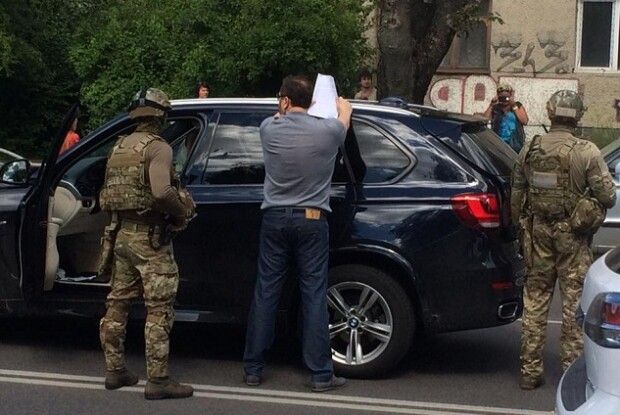 Невідомі штурмують будинок затриманого бійцями СБУ Олександра Тиводара