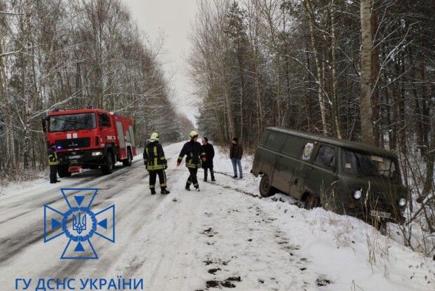 На Волині з дороги злетіло авто «Укрпошти»: на місці працювали рятувальники (Фото)