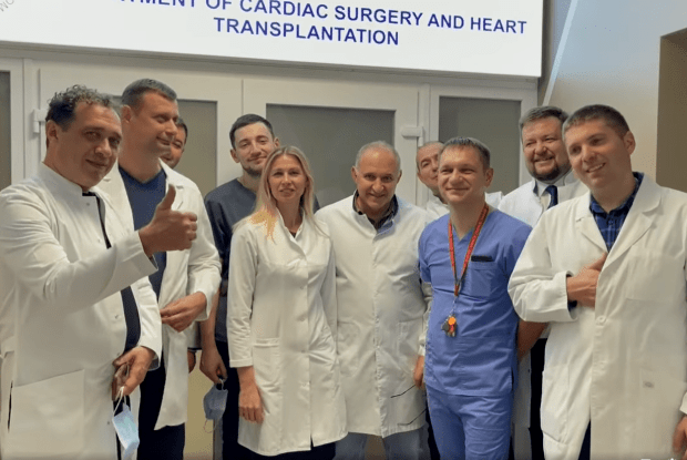 «Чиє серце б’ється у моїх грудях?»: юний волинянин потиснув руку лікарю, який пересадив йому серце (Відео)