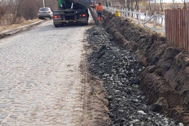 Дорожники взялися за ремонт дороги до Світязя: відрізок шляху розширять (Фото)