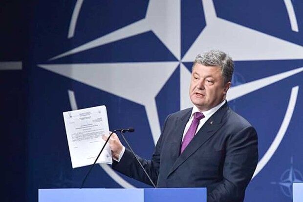 Вступ до НАТО: Порошенко вимагає стукати в усі двері, а в Зеленського віднікуються