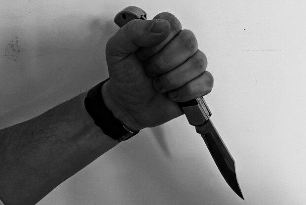 Рівнянин біля супермаркету зарізав товариша: його судили