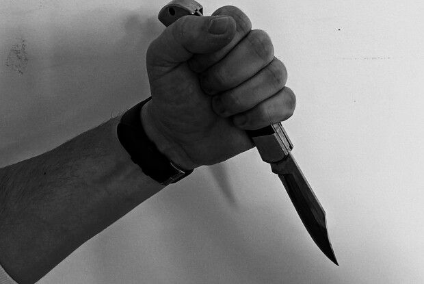 Жителька Львівщини виявила в хаті мертвого батька з порізаним горлом