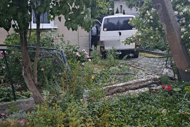 У Луцьку – серйозна ДТП: п'яний водій заїхав у чужий двір