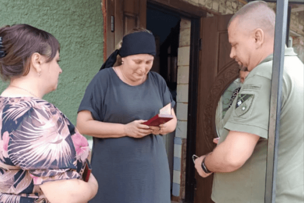 На Рівненщині матері загиблого воїна вручили орден сина у День Незалежності (Фото)