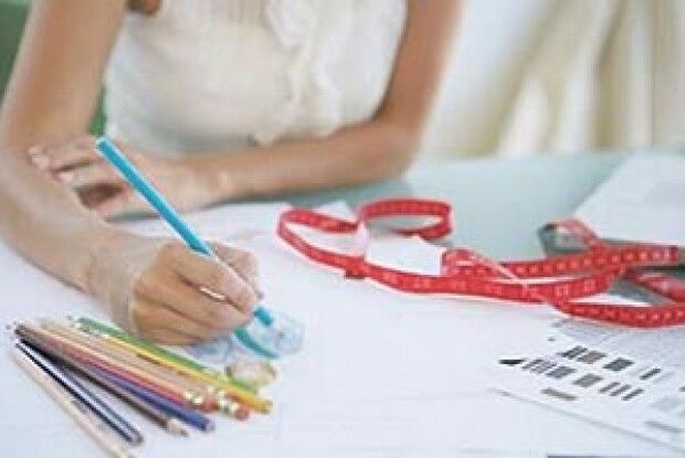 БІЛІ САНДАЛИКИ З ЖОВТИМИ ЛИСТОЧКАМИ