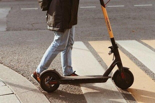 Уночі в Луцьку двоє підлітків на самокаті потрапили під колеса авто