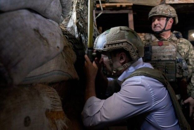 Володимир Зеленський побував на передовій і вручив українським бійцям державні нагороди (фото)