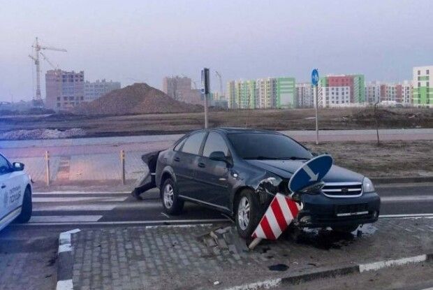 Рівненчанин катав п'яних дівчат і розбив авто (Фото)