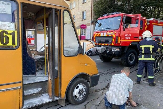 У Рівному загорілася маршрутка, у якій були пасажири (Фото)