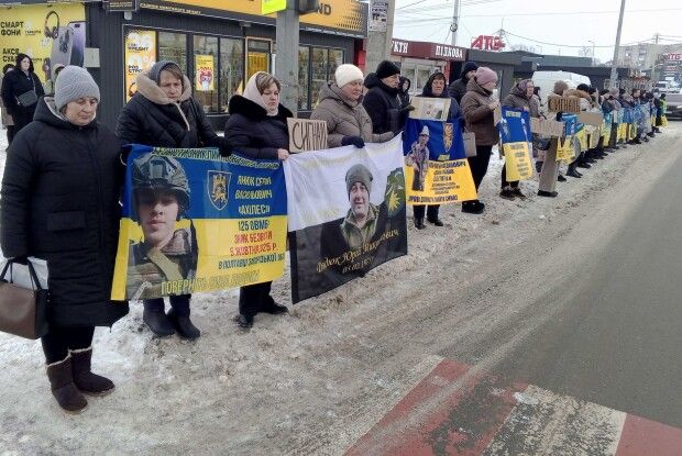 «Ми чекаємо»: у місті на Волині відбулася акція на підтримку зниклих безвісти та полонених захисників