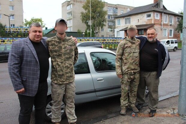 Працівники Рожищенської міськради зібрали кошти на авто для воїна-земляка