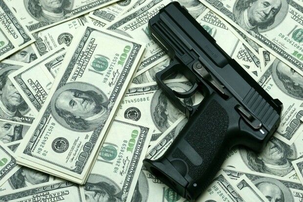 Рівняни знайшли у вбиральні сумку з грошима й пістолетом